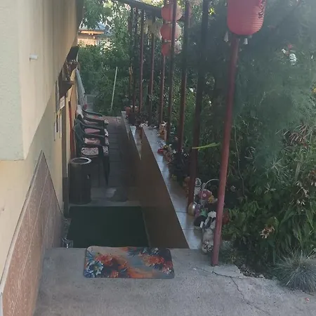 Near Centre With Garden Apartment *